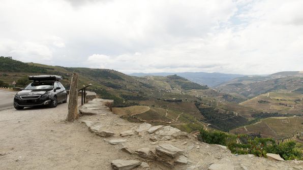 Mit dem Auto von Porto dem Douro entlag