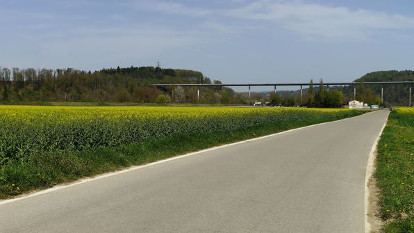 Rapsfelder hinten Autobahnviadukt