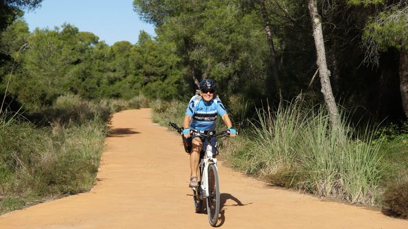 Jaqueline  Wander und Fahrradwege führen durch Pinienwälder parallel zur Gola del Pujol