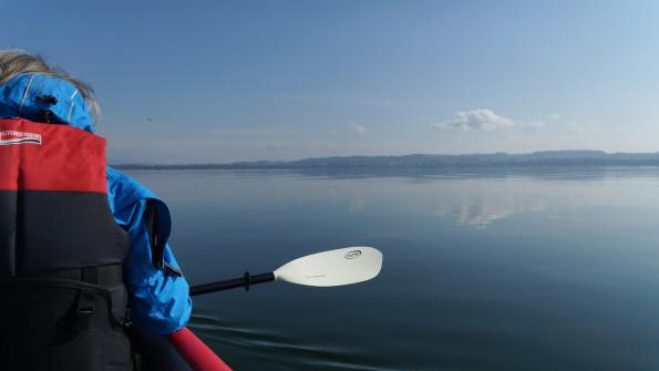 Mit dem Kayak Row on Air auf dem Murtensee