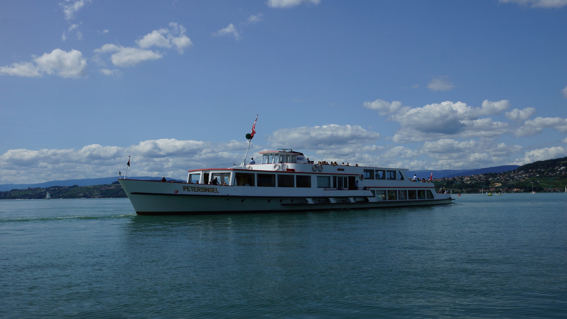 Schiff MS  Petersinsel am Hafen Murten