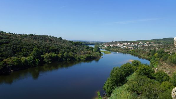  Burg von Almourol Portugal, mit dem Fluss Tejo