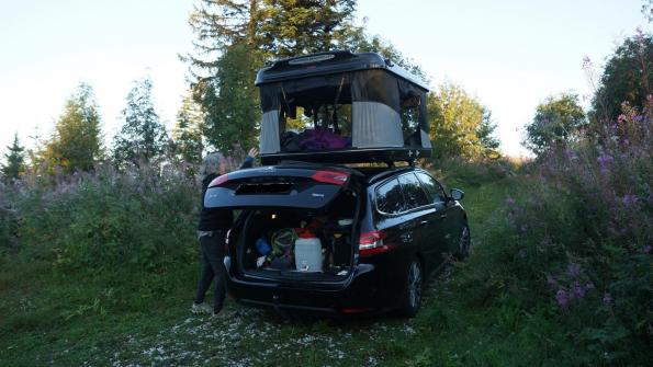 Peugeot 308 SW mit dem JAMES BAROUD Hartschalendachzelt