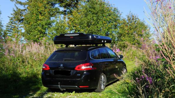 Peugeot 308 SW mit dem JAMES BAROUD Hartschalendachzelt