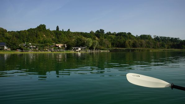 Mit dem Kayak auf dem ruhigen Murtensee