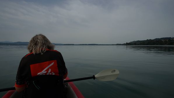 Mit dem Kayak auf dem ruhigen Murtensee
