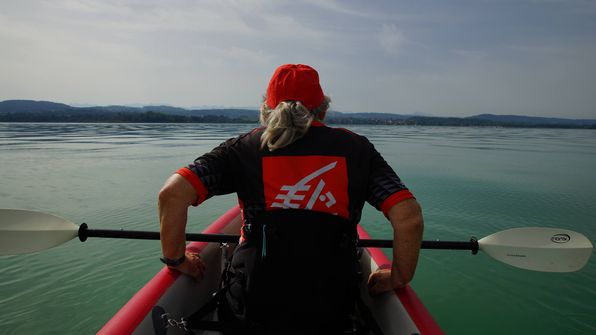 Mit dem Kayak auf dem ruhigen Murtensee