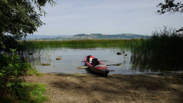 Mit dem Kayak auf dem ruhigen Murtensee