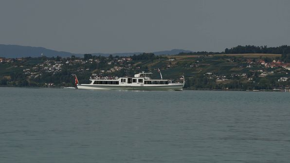Mit dem Kayak auf dem ruhigen Murtensee