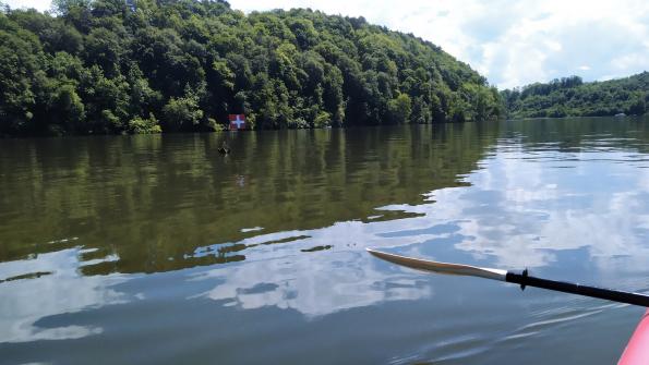 Mit dem Kayak auf dem Schiffenensee, Schweizerfahne im See