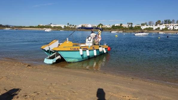 Das Schiff brachte uns über die Lagune an den Sandstrand am Meer